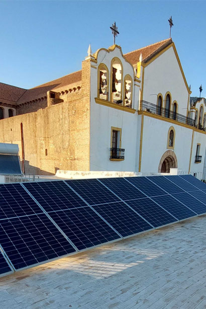 Instalación de placas solares junto a un edificio tradicional en Almería