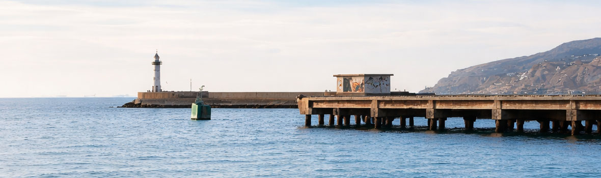Vista del muelle de Almería y la costa